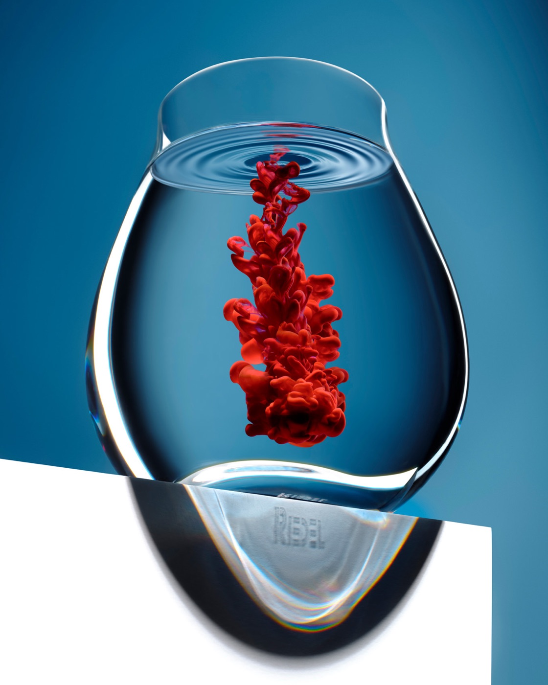 Still life, colore che si disperde nell'acqua